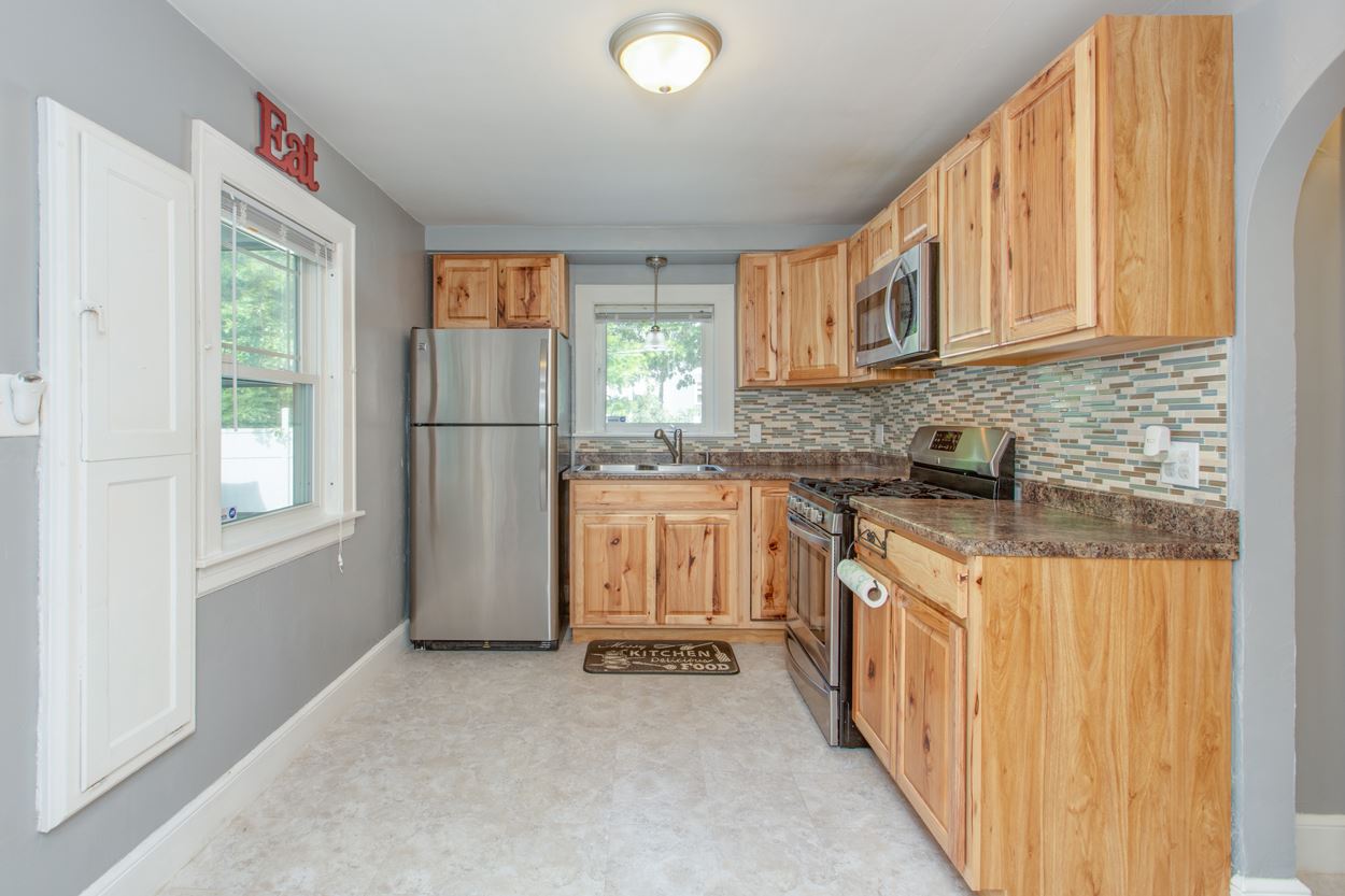 137 Rochelle Avenue Manchester, NH 03102 - Photo 5 of 33 Gallery Image 5