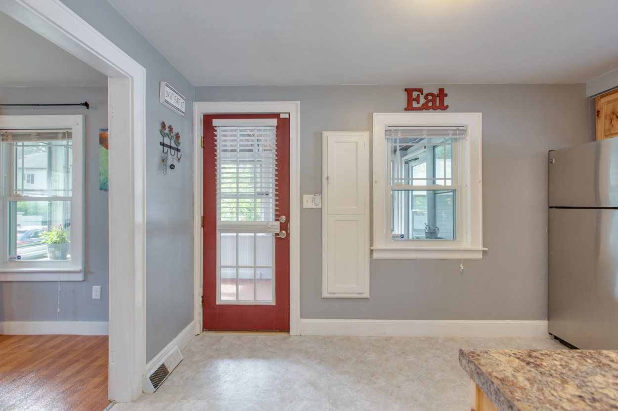 137 Rochelle Avenue Manchester, NH 03102 - Photo 7 of 33 Gallery Image 7