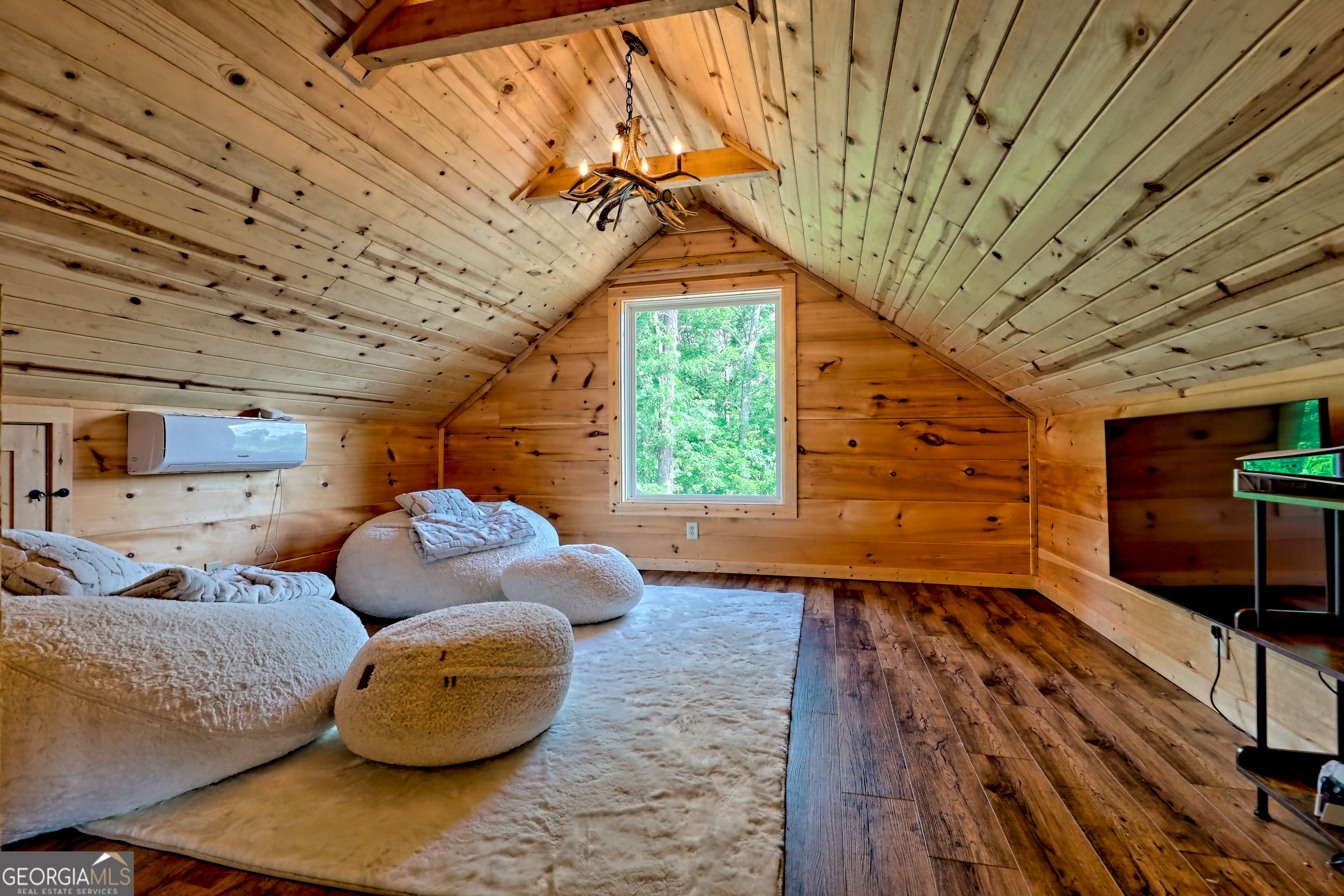 117 Ivy Rdg Way Clarkesville, GA 30523 - Photo 46 of 84 a living room with furniture