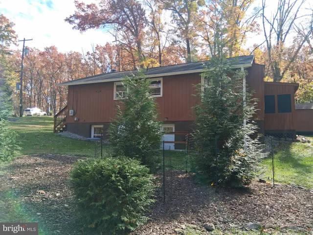 a view of a house with backyard
