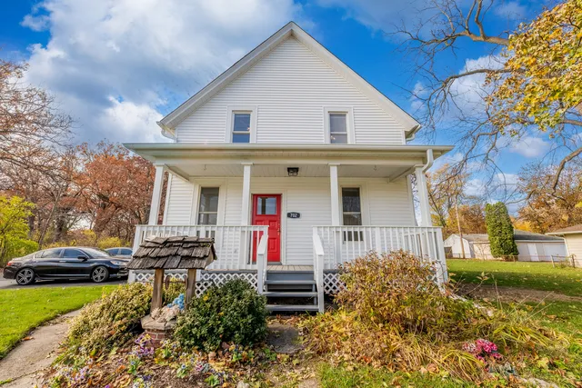 $360,000 | 702 East Side Drive, Geneva, IL 60134