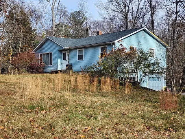 a view of a house with a yard