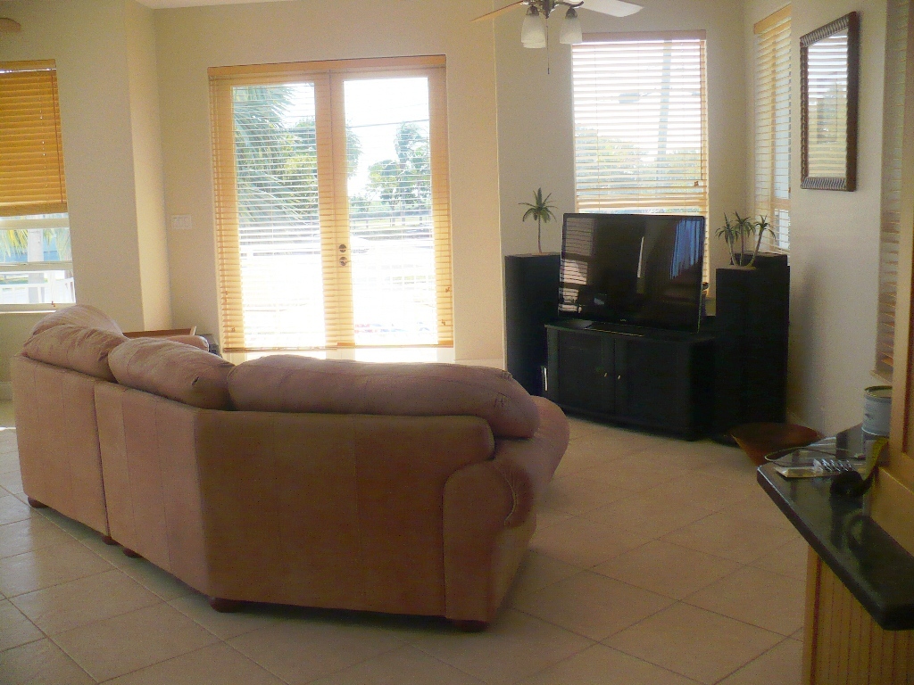 2002 Sombrero Beach Road Marathon, FL 33050 - Photo 21 of 39 Living room