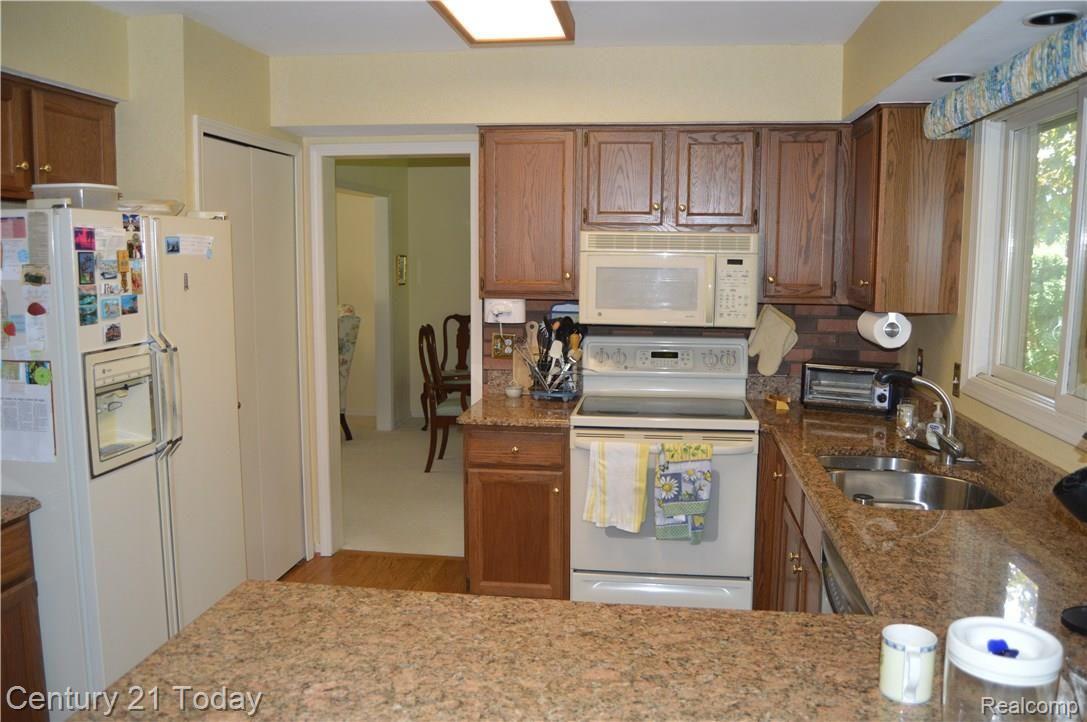 25869 Rutledge Crossing Farmington, MI 48335 - Photo 6 of 18 Kitchen