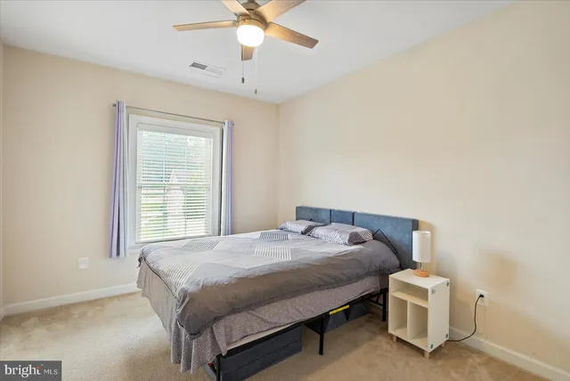 a dinning room that has a table and chairs in it