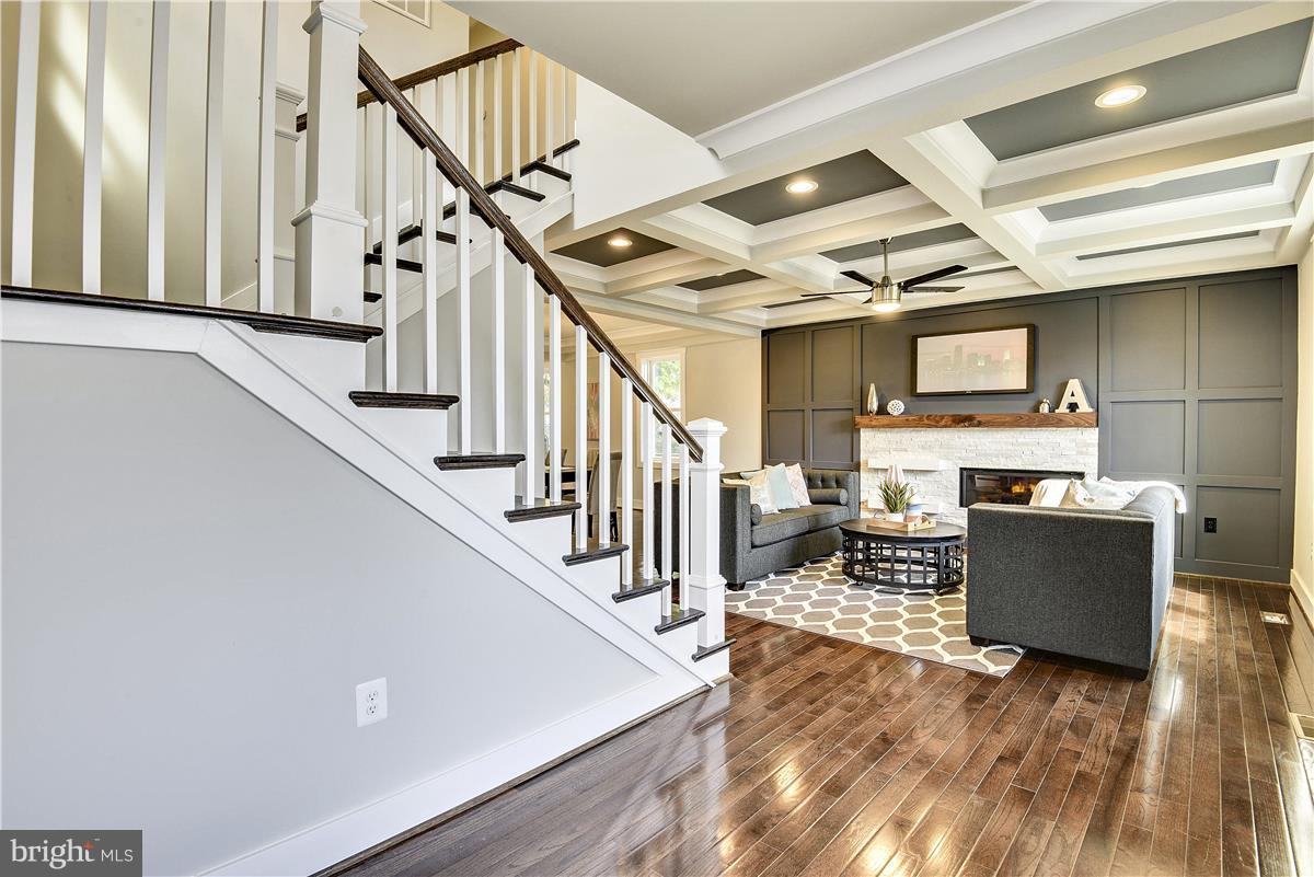 102 East Braddock Road Alexandria, VA 22301 - Photo 4 of 28 Living Room