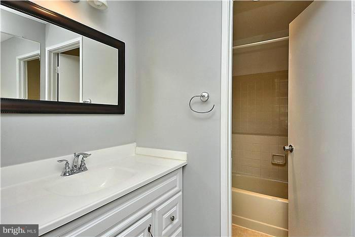 11049 Villaridge Court, Unit A Reston, VA 20191 - Photo 15 of 27 Bath (Master)