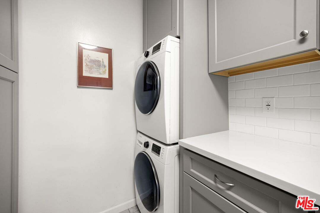 1137 26th Street, Unit D Santa Monica, CA 90403 - Photo 5 of 14 a utility room with dryer and washer