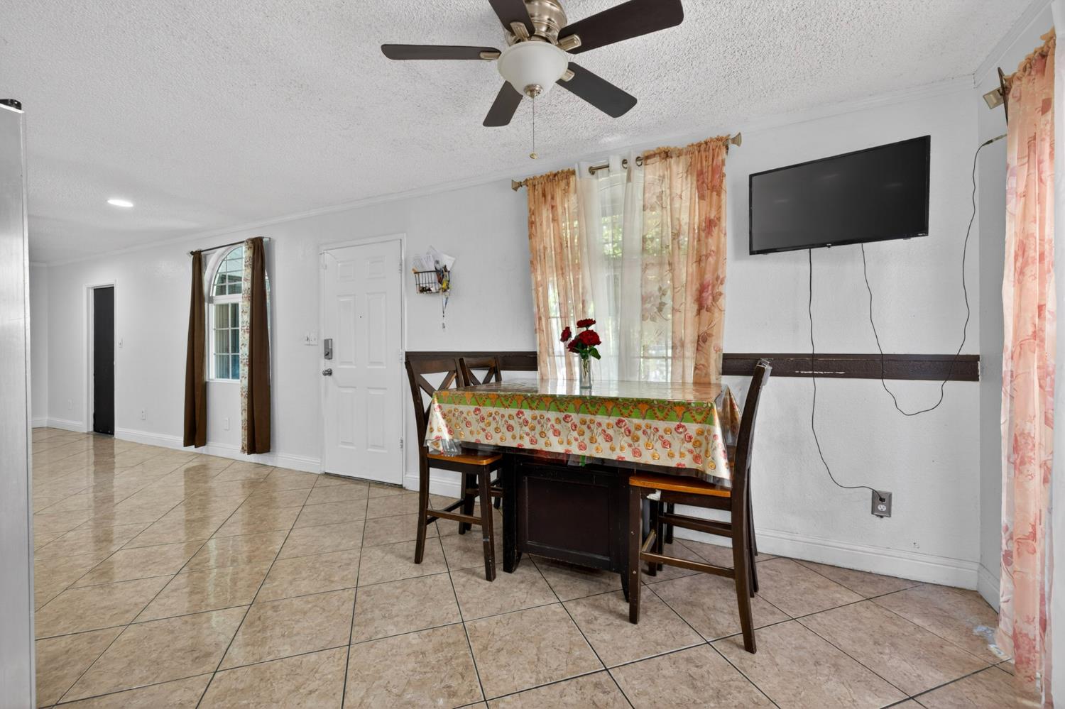 13591 East 5th Street Parlier, CA 93648 - Photo 11 of 31 a dining room with furniture and window