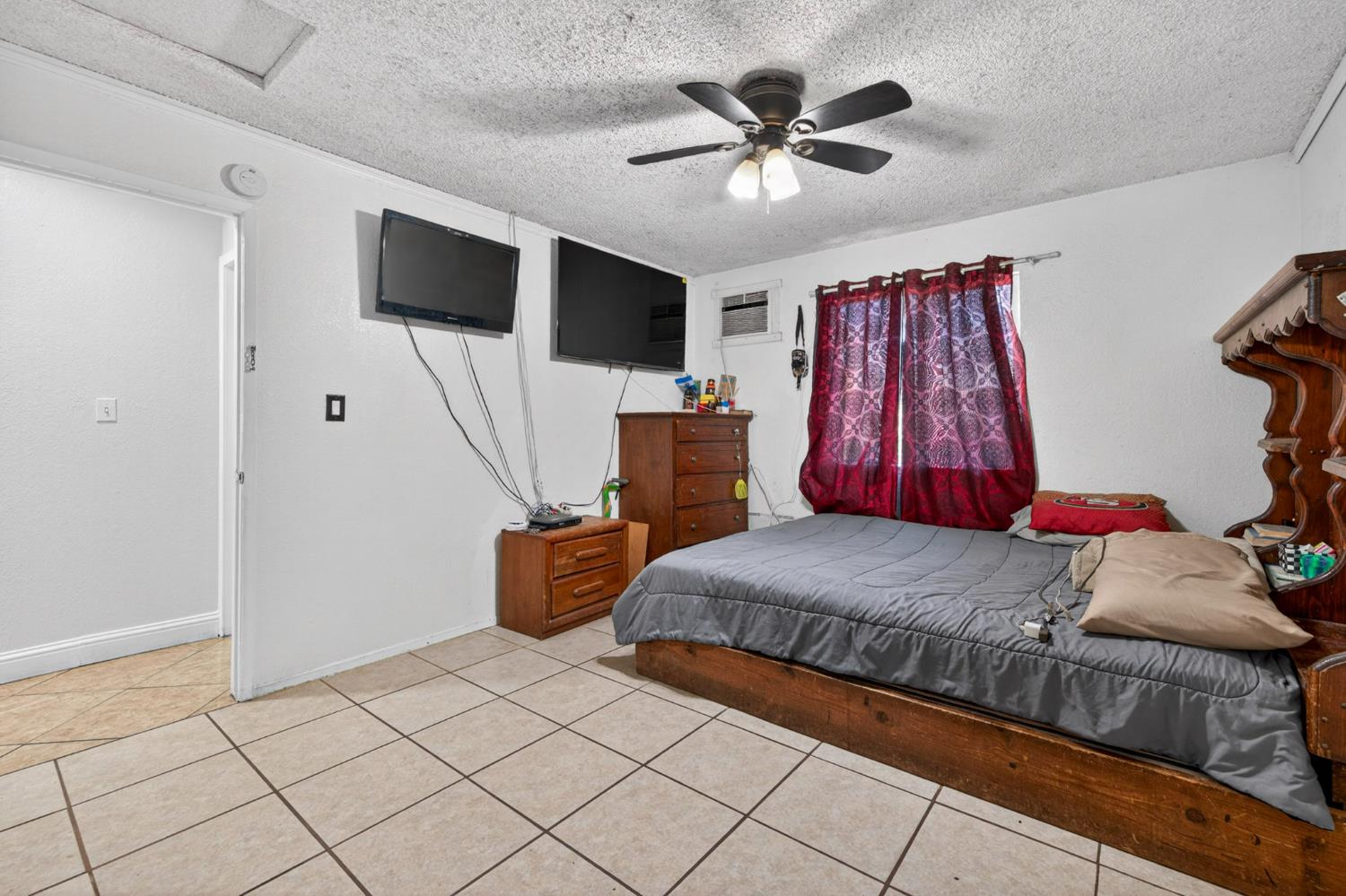 13591 East 5th Street Parlier, CA 93648 - Photo 17 of 31 a bedroom with a bed and a flat screen tv