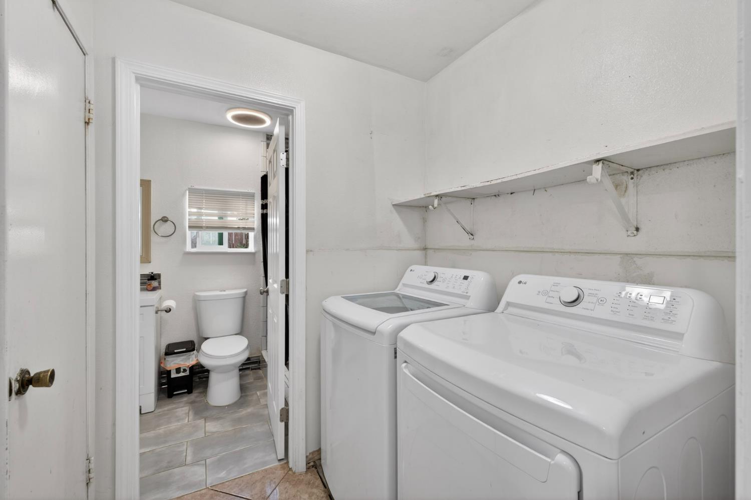 13591 East 5th Street Parlier, CA 93648 - Photo 22 of 31 a utility room with dryer and washer