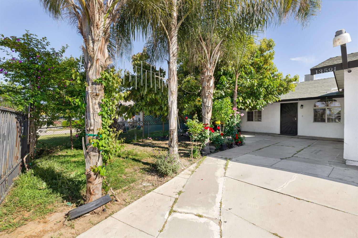 13591 East 5th Street Parlier, CA 93648 - Photo 3 of 31 front view of a house with a yard