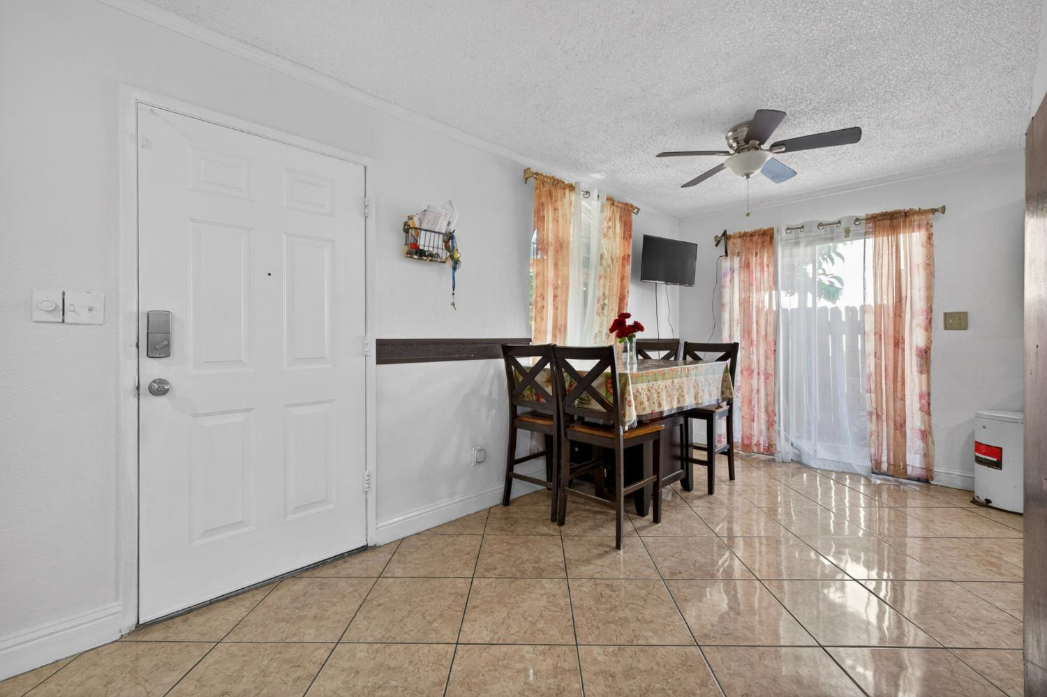 13591 East 5th Street Parlier, CA 93648 - Photo 10 of 31 a dining room well furnished