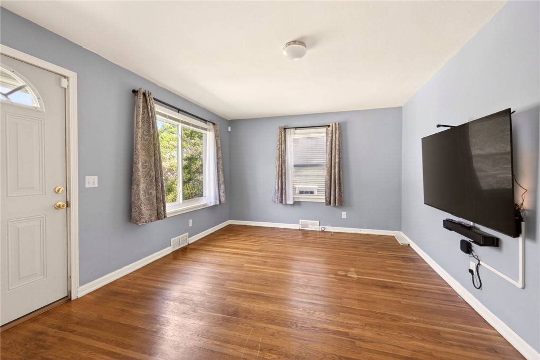 129 Wyndham Road Rochester, NY 14612 - Photo 4 of 31