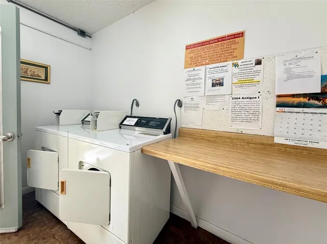 a view of entryway with lake view