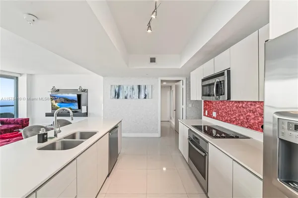 $7,000 | 2600 East Hallandale Beach Boulevard, Unit T2802, Hallandale Beach, FL 33009