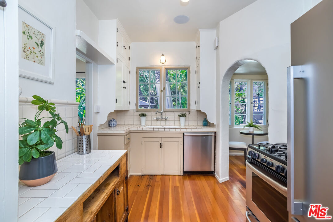 6756 Milner Road Los Angeles, CA 90068 - Photo 13 of 35 Gallery Image 13