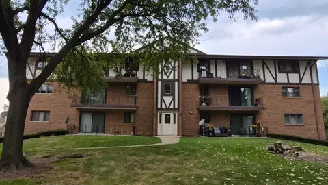 $215,000 | 10845 South 84th Avenue, Unit 2A, Palos Hills, IL 60465