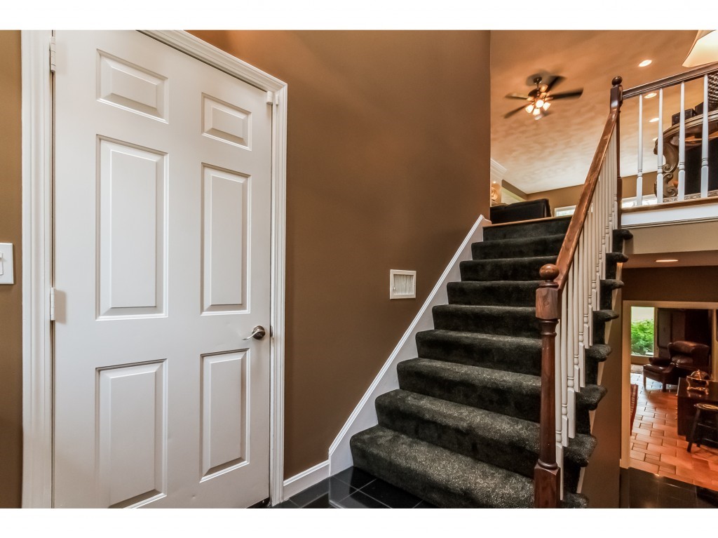 129 Hawthorne Village Road Nashua, NH 03062 - Photo 4 of 36 Gallery Image 4