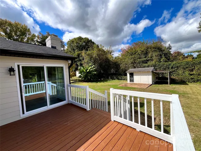 a view of a house with a big yard