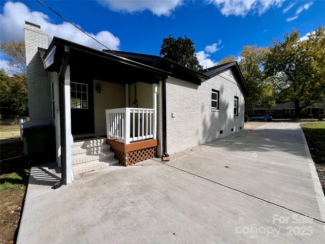 a front view of house with yard