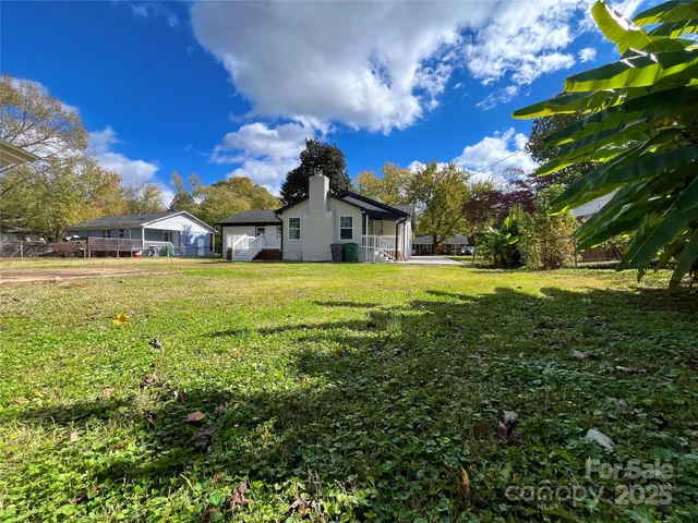 $489,900 | 3323 Dunaire Drive, Charlotte, NC 28205