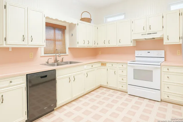 $295,000 | 609 County Road 372, Hobson, TX 78117