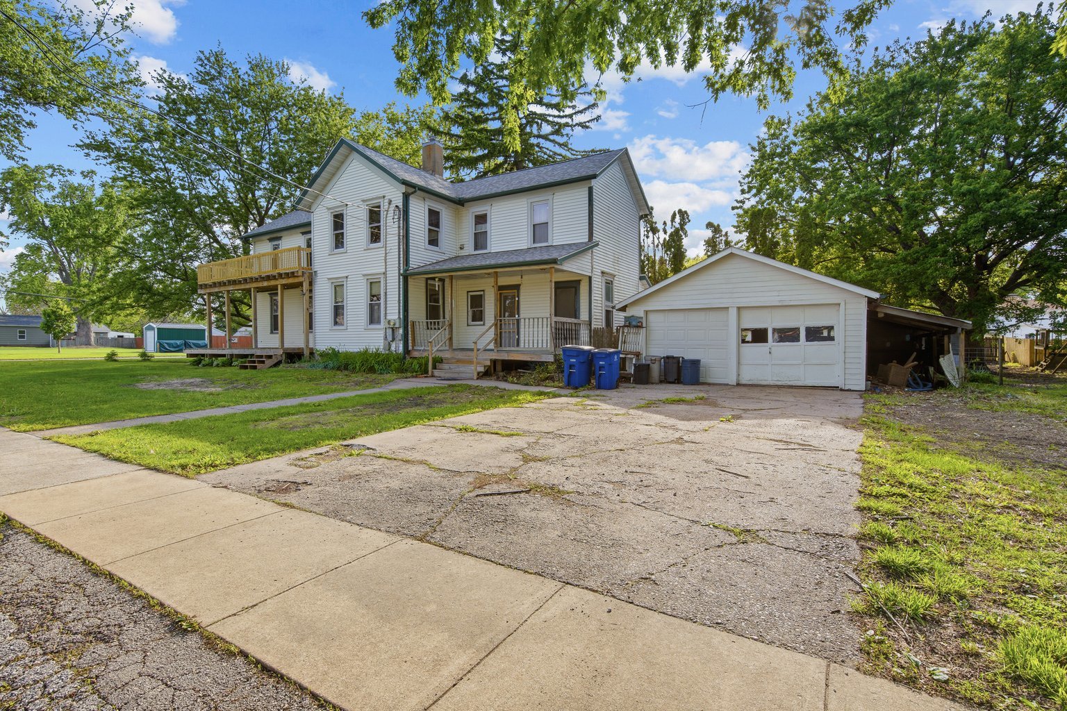 200 West Locust Street Cambridge, IL 61238 - Photo 2 of 32 a front view of a house with a yard and garage
