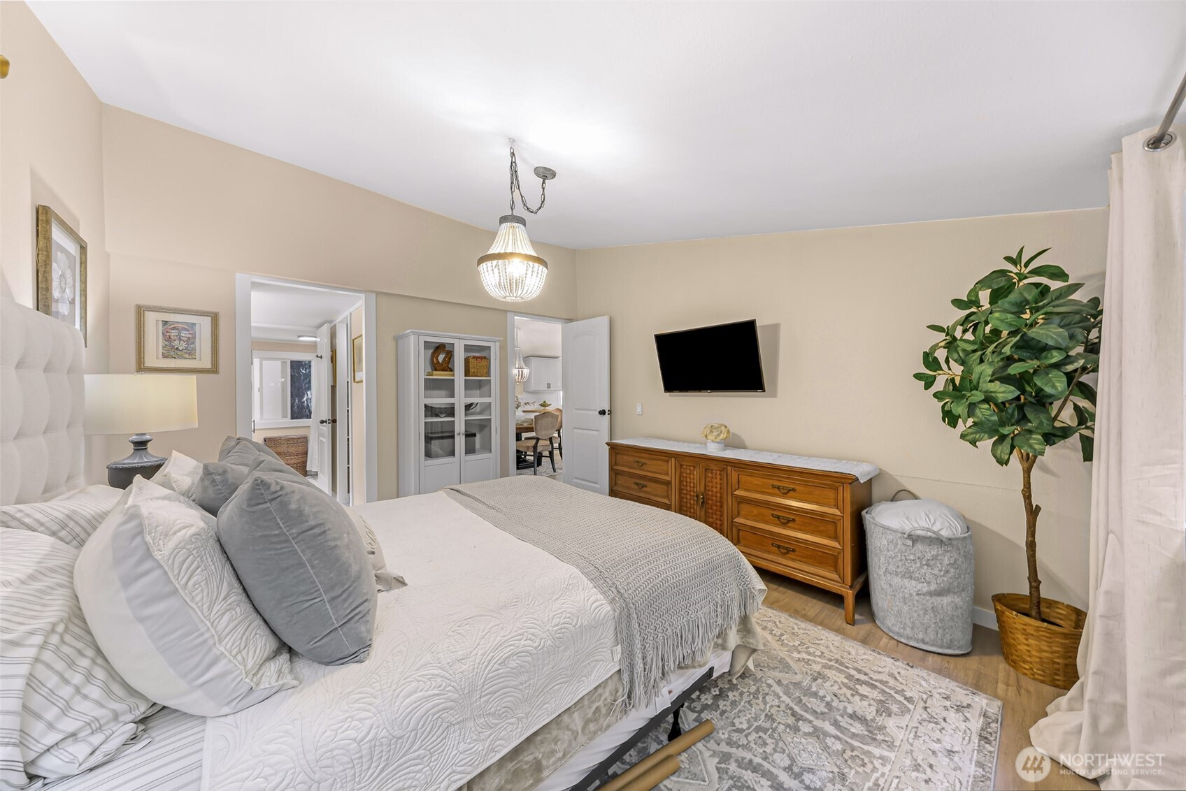 1014 West Smith Road, Unit 36 Bellingham, WA 98226 - Photo 13 of 32 a bedroom with a bed and a potted plant