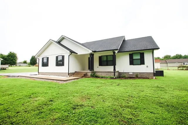 a view of a house with a backyard