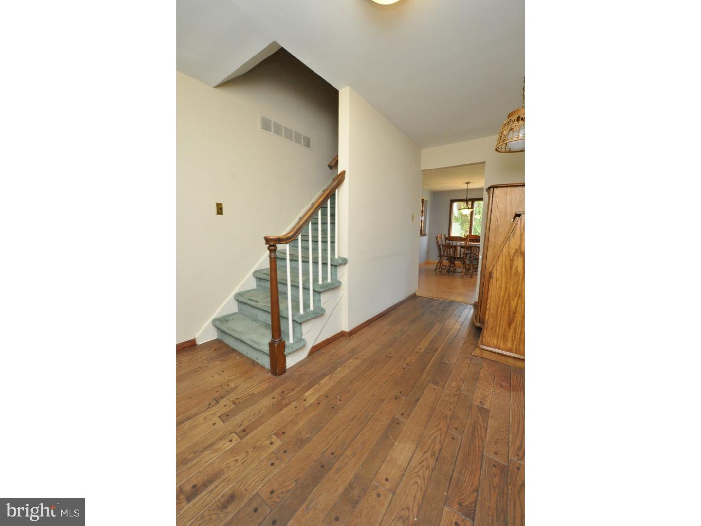 121 Red Stone Ridge Delran, NJ 08075 - Photo 2 of 20
