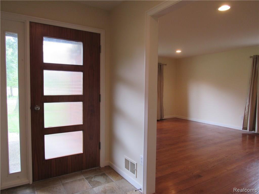 25537 Scotia Road Huntington Woods, MI 48070 - Photo 2 of 15