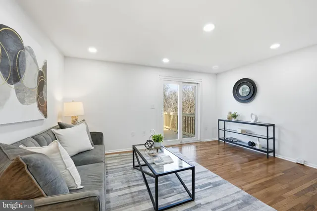 $365,000 | 8359 Georgian Court, Manassas, VA 20110