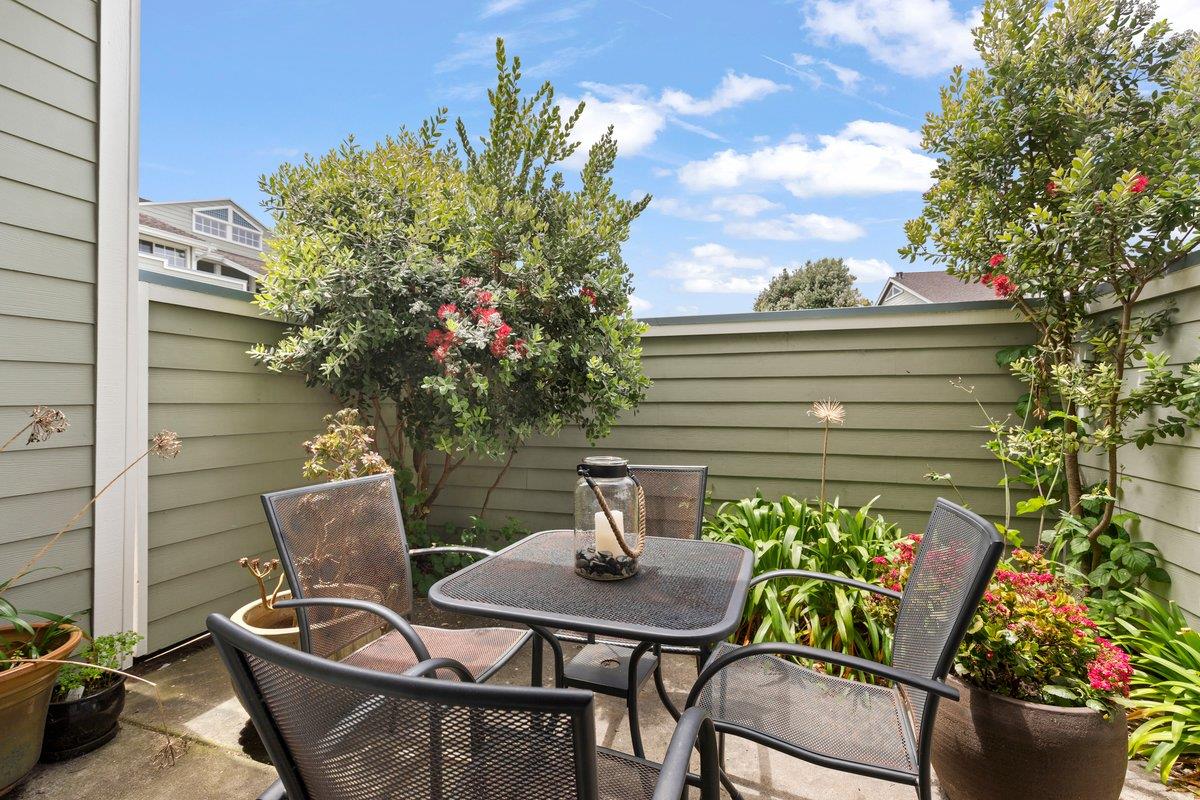 160 Troon Way Half Moon Bay, CA 94019 - Photo 7 of 28 a view of a chairs and table in a patio