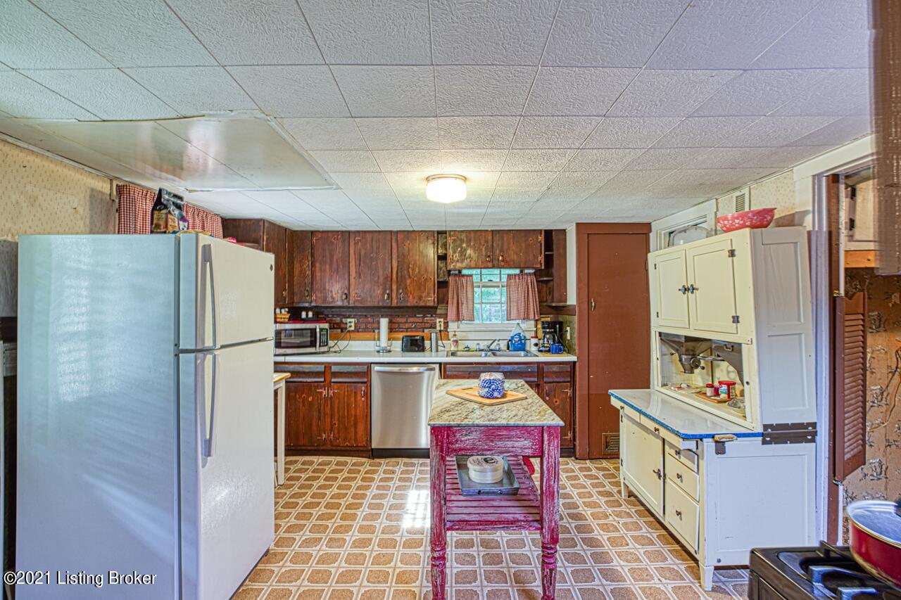 3305 County Line Road Louisville, KY 40229 - Photo 6 of 17 Kitchen
