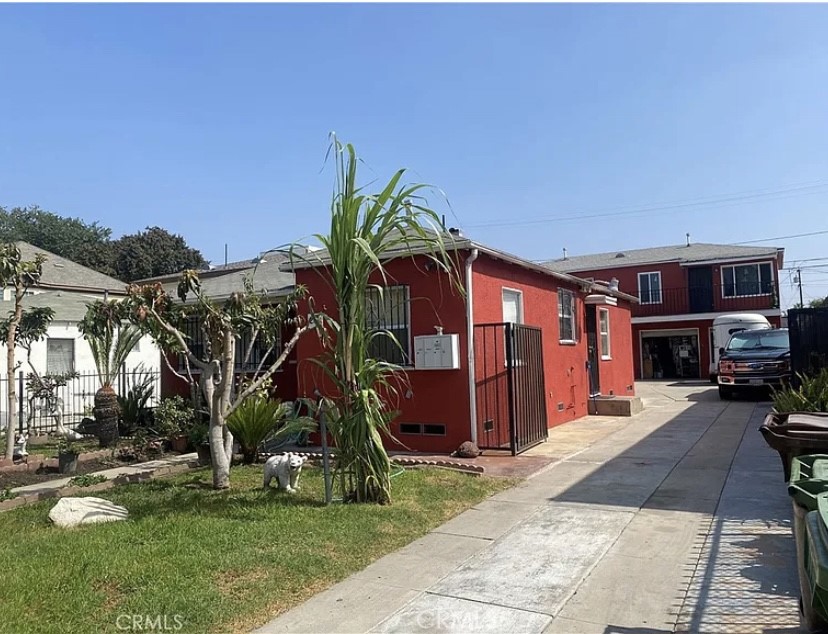 a front view of house with yard