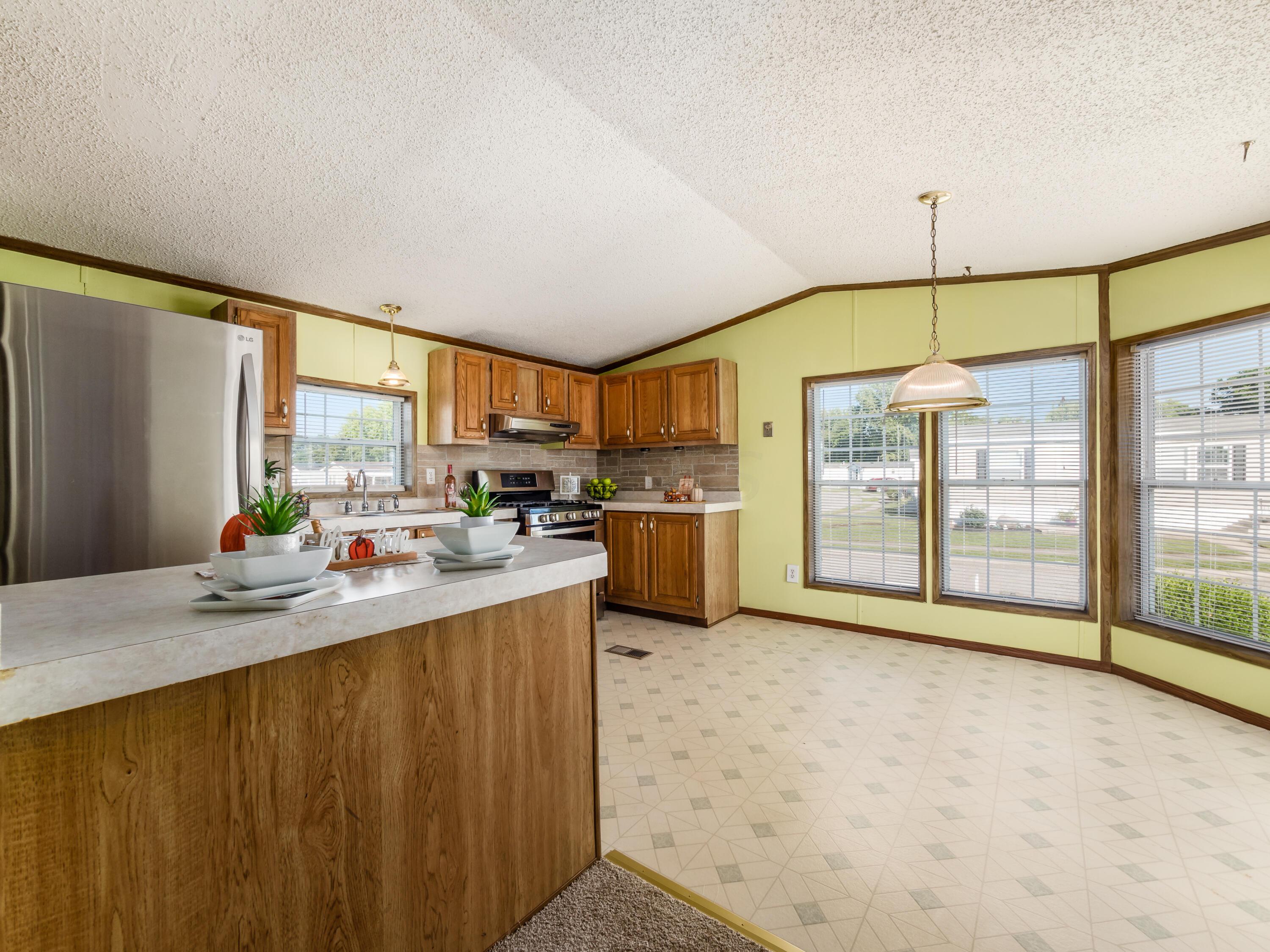 367 Chambersburg Road Columbus, OH 43207 - Photo 17 of 37 Kitchen and Dining Area