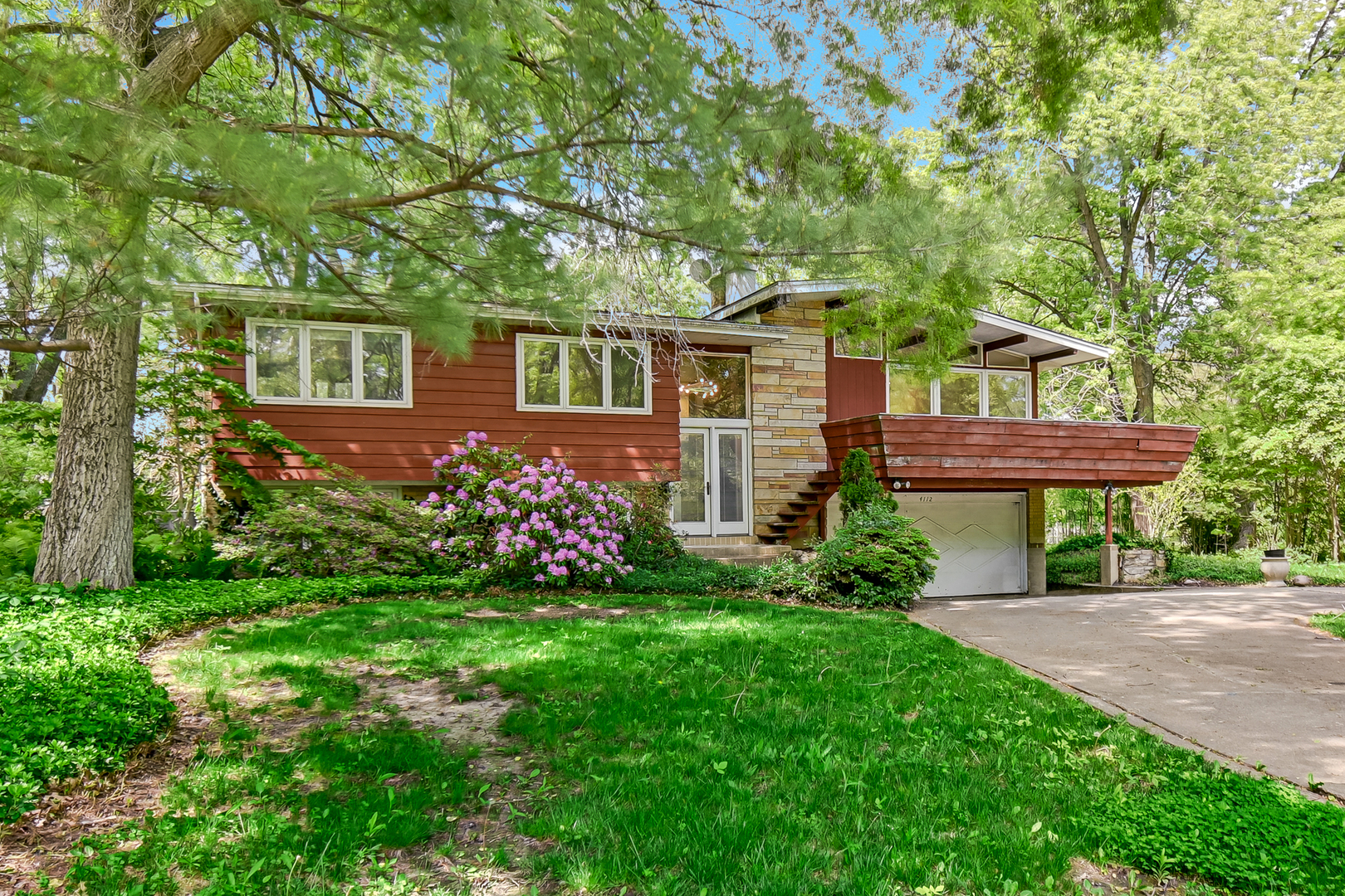 4112 Sunset Road Matteson, IL 60443 - Photo 3 of 28 a front view of a house with a garden