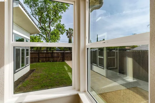 a view of a house with backyard and garden