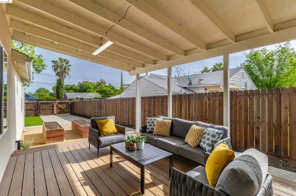 a view of outdoor space yard and porch