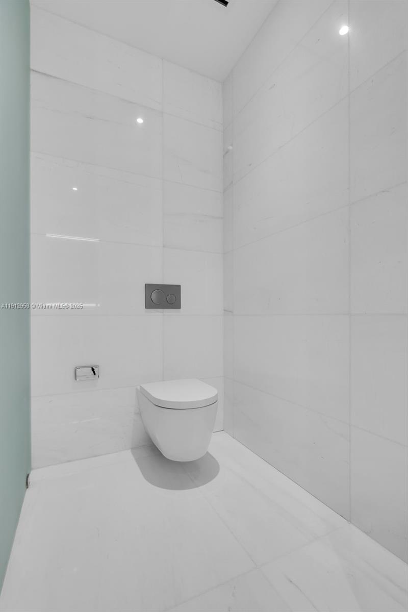 300 Biscayne Blvd Way, Unit 3009 Miami, FL 33131 - Photo 17 of 52 a white toilet sitting next to a white wall