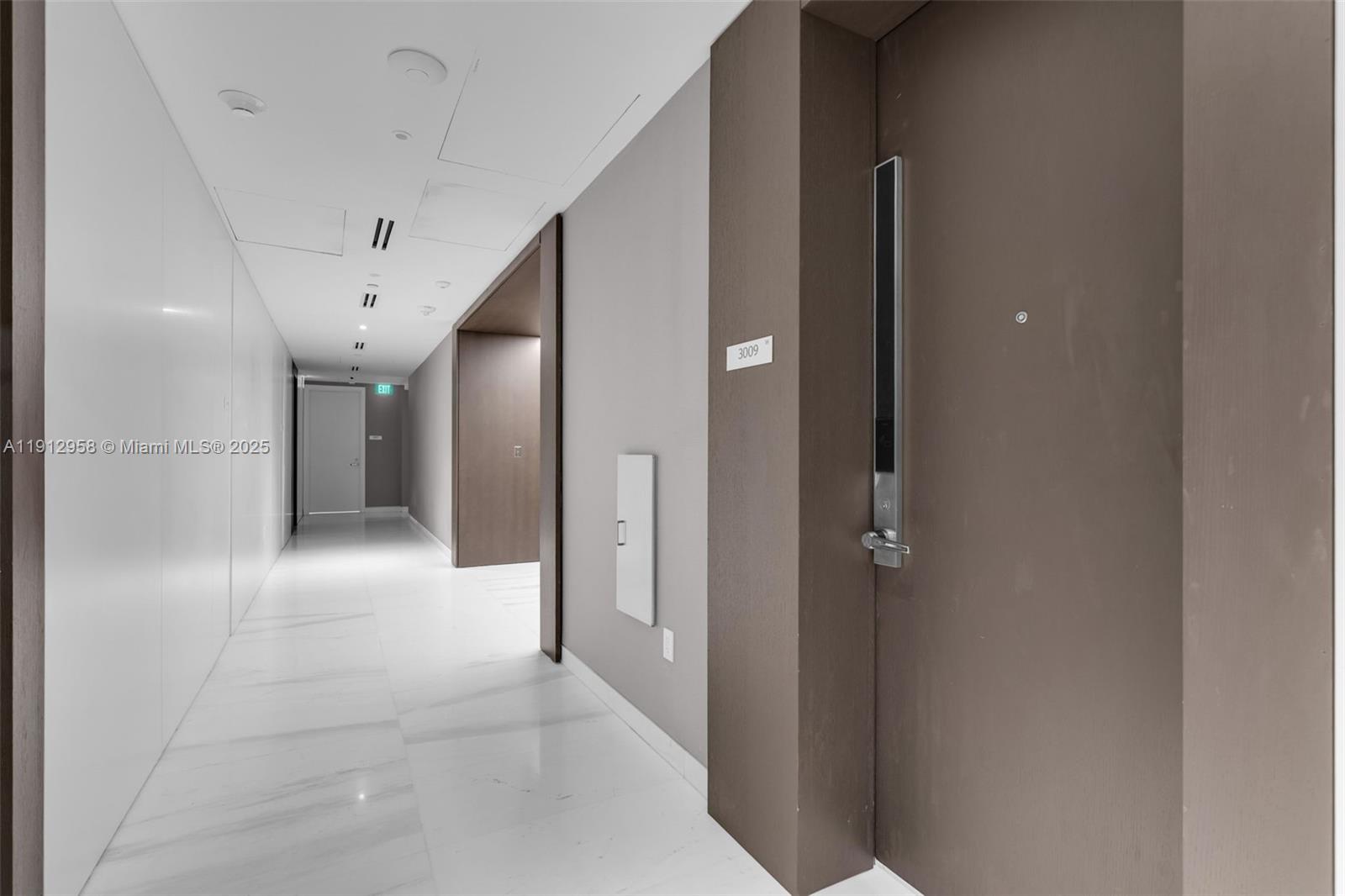 300 Biscayne Blvd Way, Unit 3009 Miami, FL 33131 - Photo 29 of 52 a view of a hallway