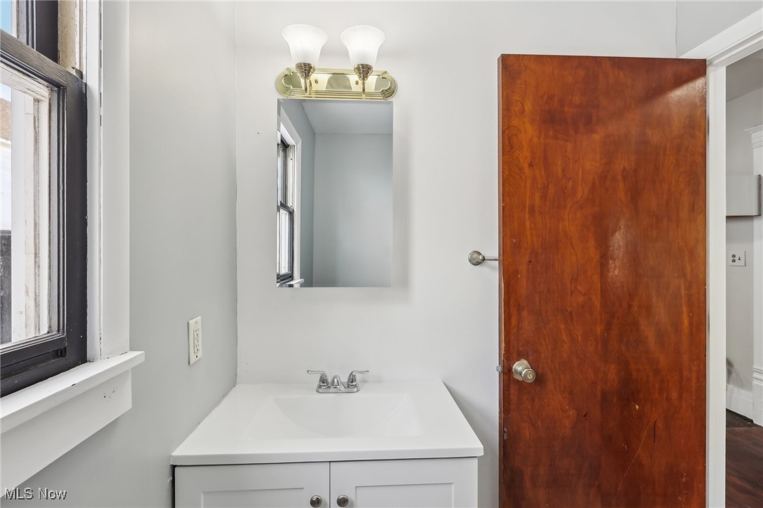 73 East York Street Akron, OH 44310 - Photo 18 of 36 Bathroom with vanity