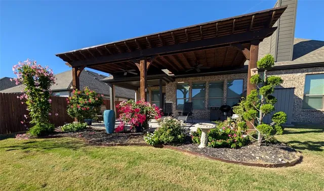 a view of a backyard with plants