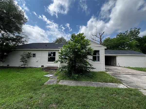 $1,800 | 1805 East North Street, Victoria, TX 77901