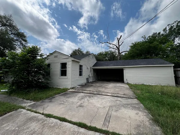 $1,800 | 1805 East North Street, Victoria, TX 77901