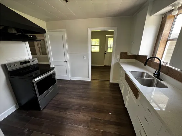 $1,800 | 1805 East North Street, Victoria, TX 77901