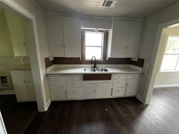 $1,800 | 1805 East North Street, Victoria, TX 77901