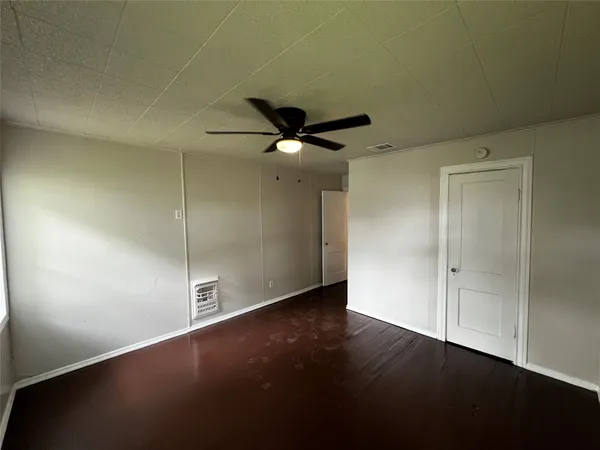 $1,800 | 1805 East North Street, Victoria, TX 77901