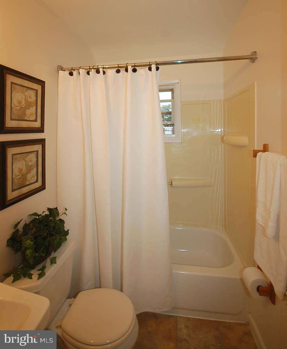 4439 Fenor Road Halethorpe, MD 21227 - Photo 7 of 16 Upper Level Bath